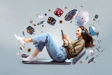 A woman smiling by bright slot machines showing lucky symbols, showcasing the exciting slot offerings at GGGJL.